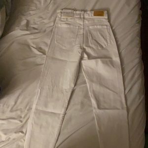 Brand new white Stradivarius mom slim fit jeans size 38 . Us size 6